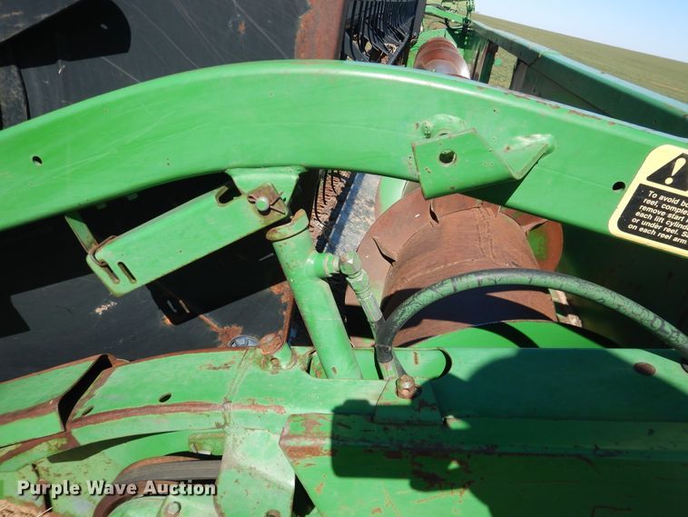 image for item DJ8266 1993 John Deere 925  rigid head