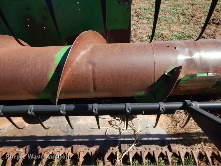 image for item DJ8266 1993 John Deere 925  rigid head