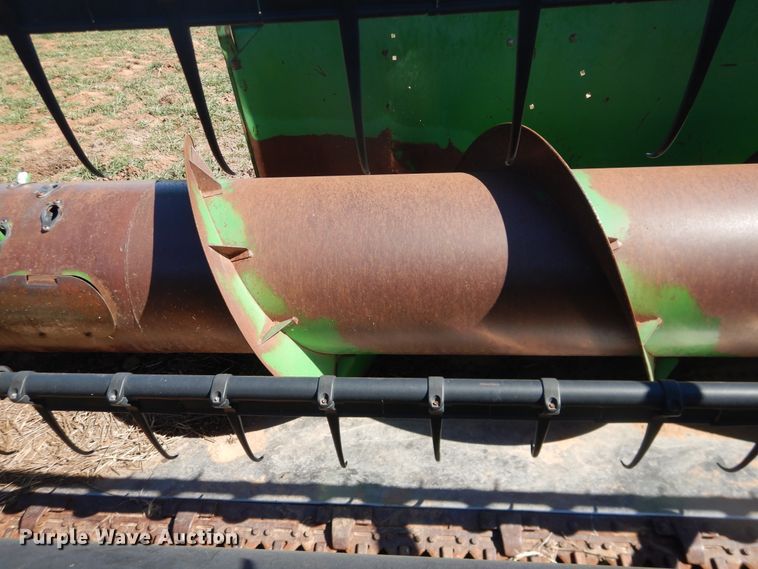 image for item DJ8266 1993 John Deere 925  rigid head