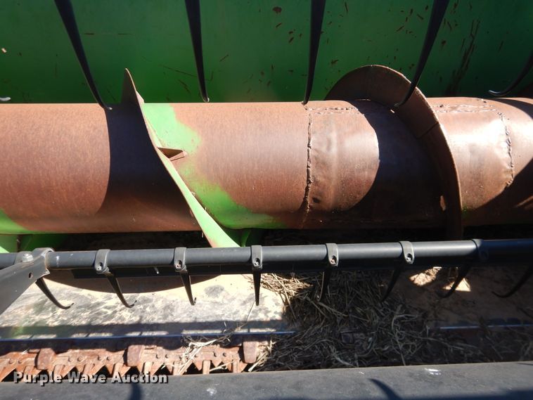 image for item DJ8266 1993 John Deere 925  rigid head