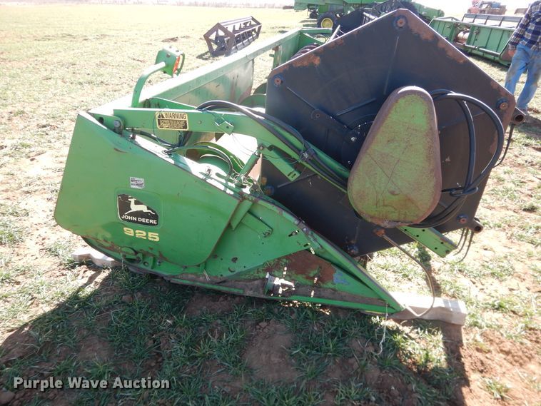 image for item DJ8266 1993 John Deere 925  rigid head