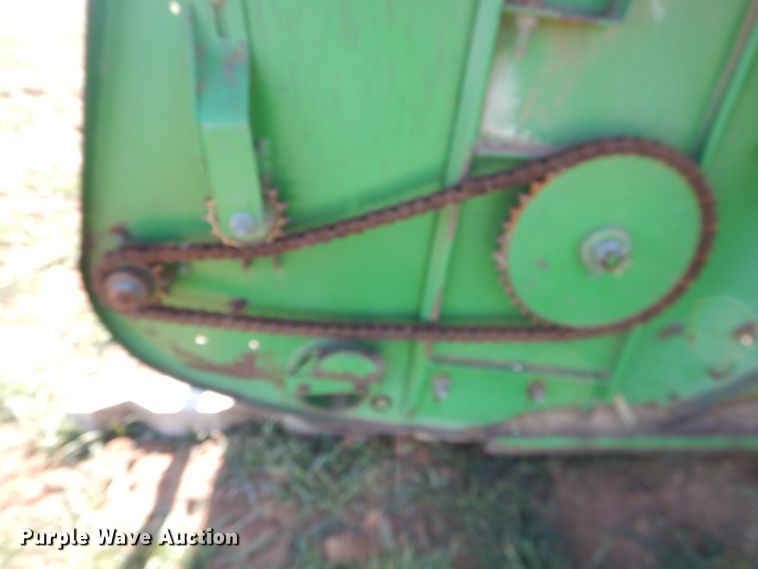 image for item DJ8266 1993 John Deere 925  rigid head