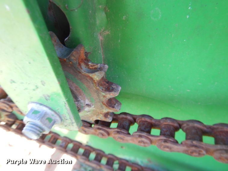 image for item DJ8266 1993 John Deere 925  rigid head