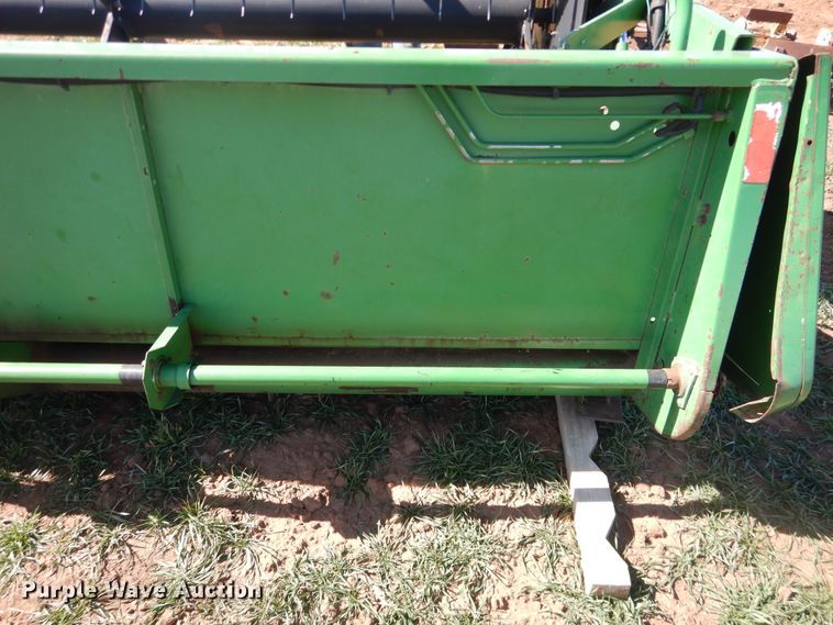 image for item DJ8266 1993 John Deere 925  rigid head