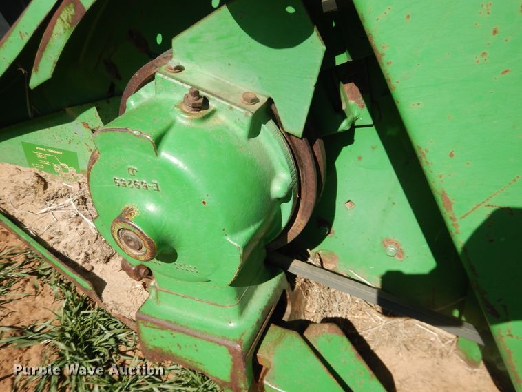 image for item DJ8266 1993 John Deere 925  rigid head