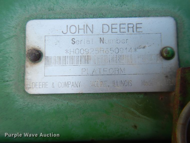 image for item DJ8266 1993 John Deere 925  rigid head