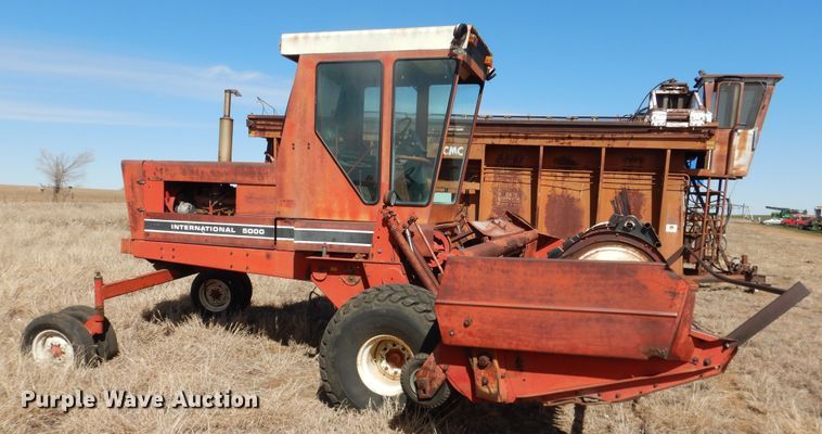image for item DJ8277 International 5000  windrower