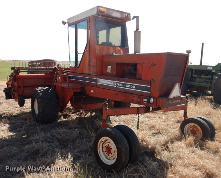 image for item DJ8277 International 5000  windrower