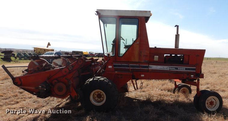 image for item DJ8277 International 5000  windrower