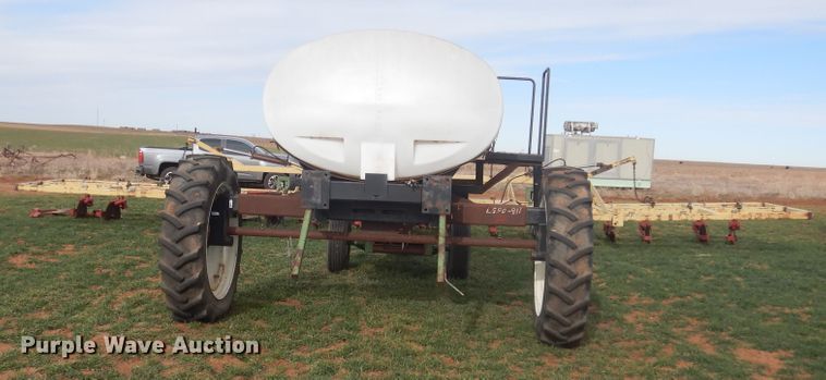 image for item DJ8286 Strip-till unit with nurse tank trailer