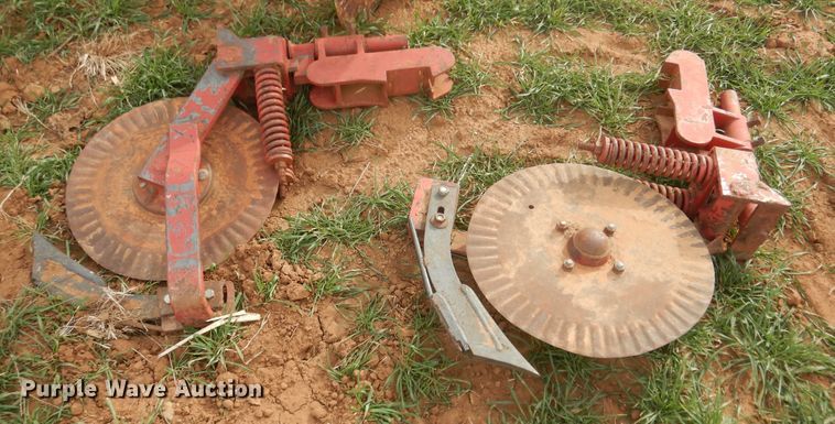 image for item DJ8286 Strip-till unit with nurse tank trailer