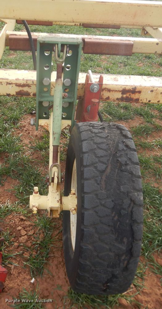 image for item DJ8286 Strip-till unit with nurse tank trailer