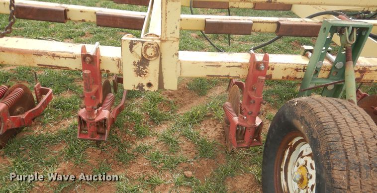 image for item DJ8286 Strip-till unit with nurse tank trailer