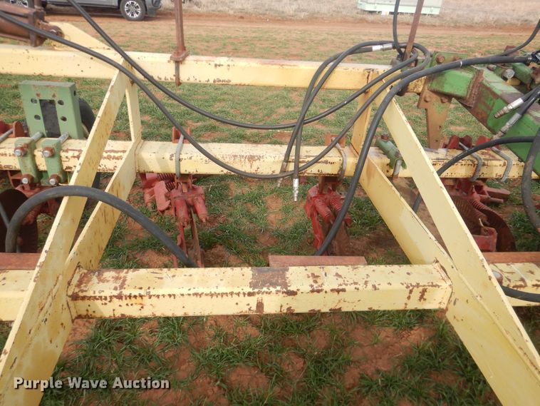 image for item DJ8286 Strip-till unit with nurse tank trailer