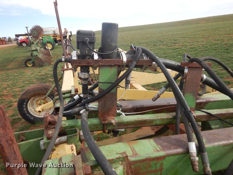 image for item DJ8286 Strip-till unit with nurse tank trailer
