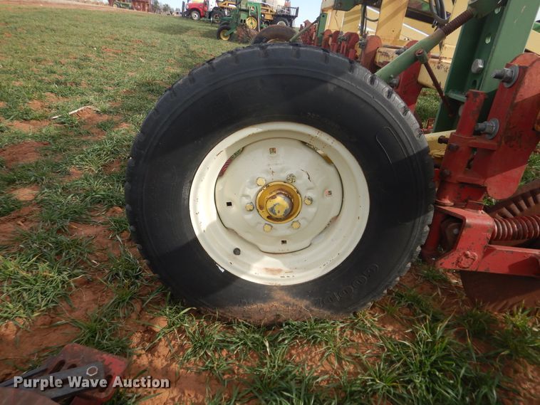 image for item DJ8286 Strip-till unit with nurse tank trailer