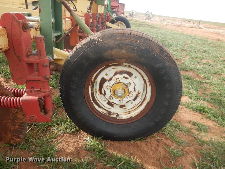 image for item DJ8286 Strip-till unit with nurse tank trailer