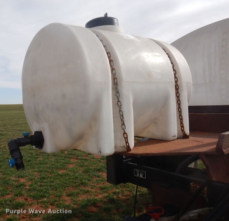 image for item DJ8286 Strip-till unit with nurse tank trailer