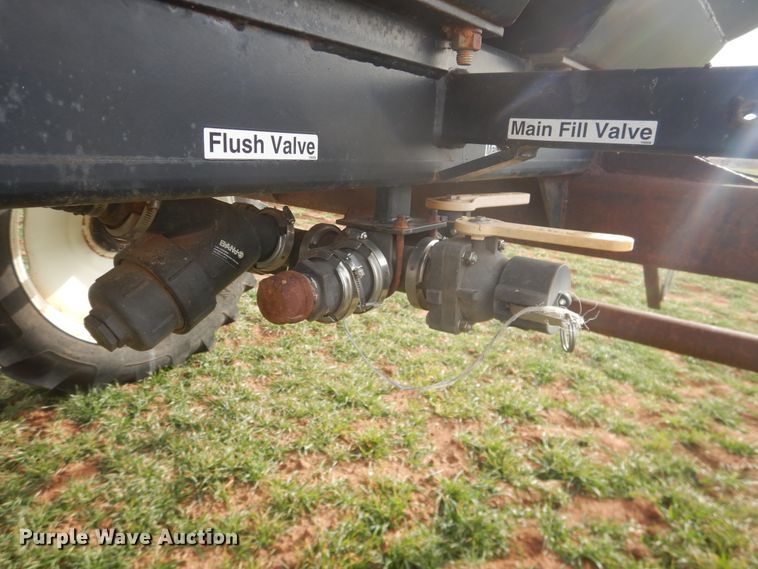 image for item DJ8286 Strip-till unit with nurse tank trailer