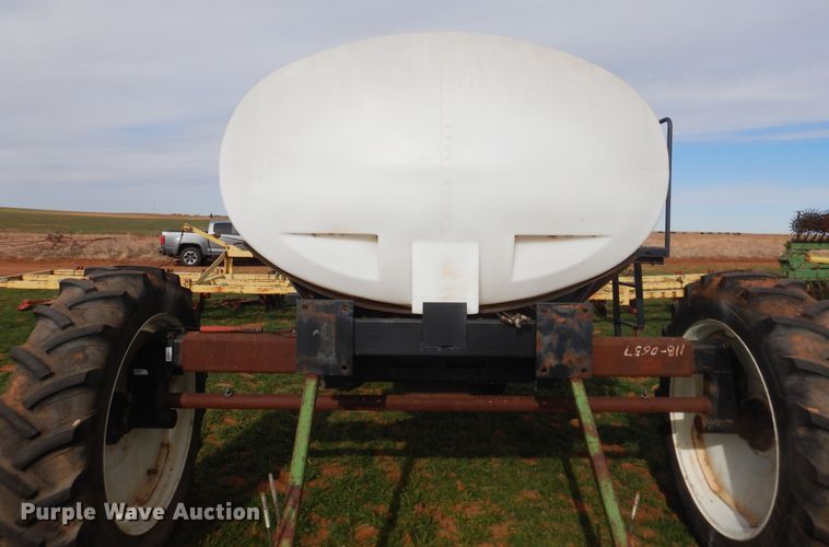 image for item DJ8286 Strip-till unit with nurse tank trailer