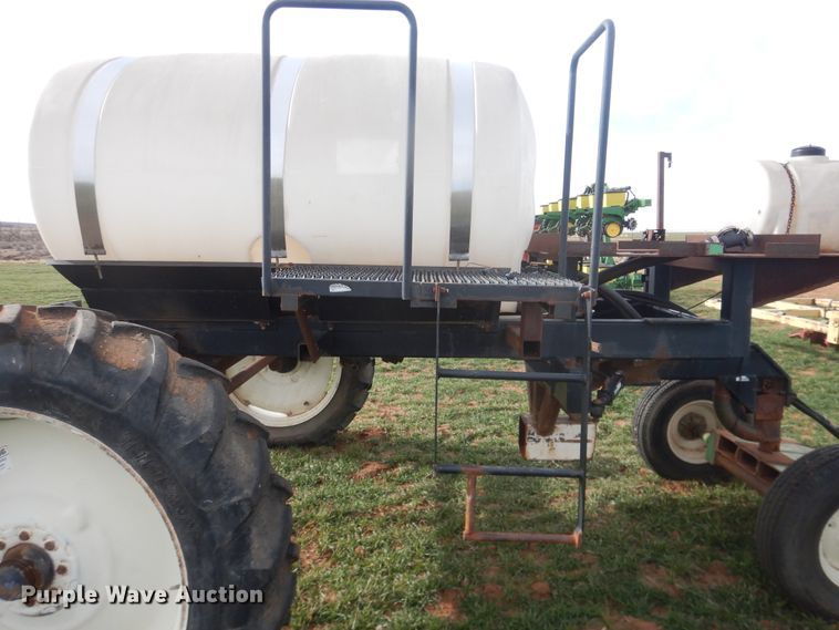 image for item DJ8286 Strip-till unit with nurse tank trailer