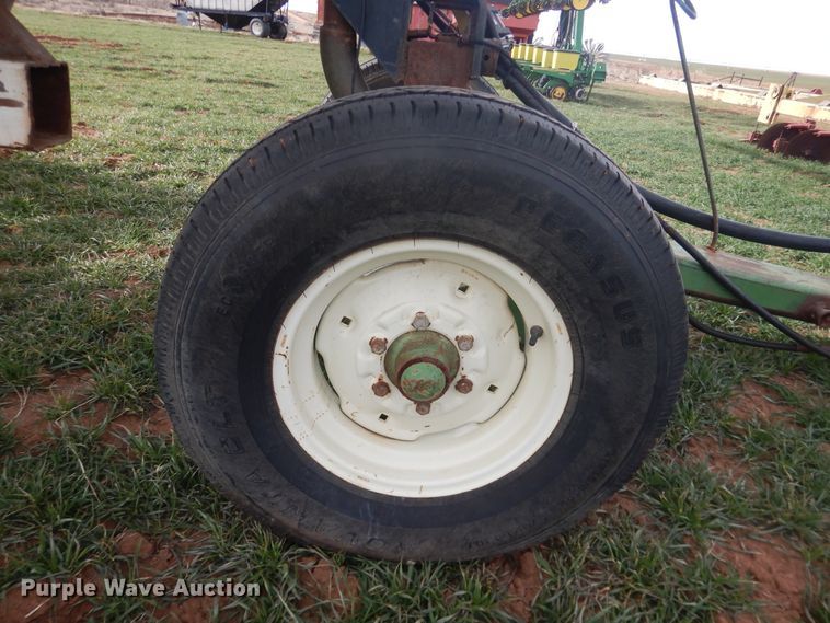 image for item DJ8286 Strip-till unit with nurse tank trailer