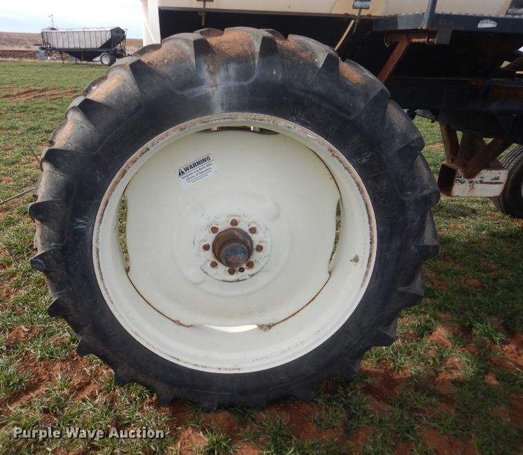 image for item DJ8286 Strip-till unit with nurse tank trailer