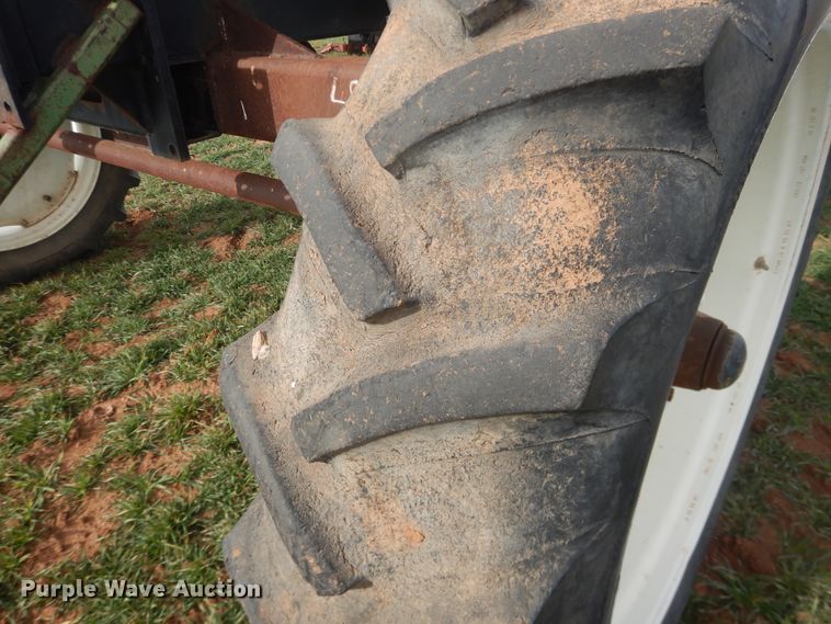 image for item DJ8286 Strip-till unit with nurse tank trailer