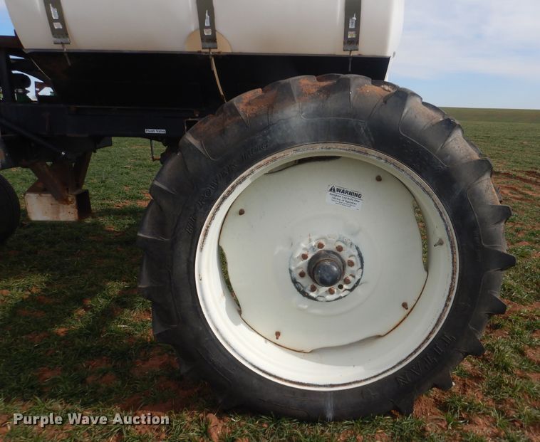image for item DJ8286 Strip-till unit with nurse tank trailer