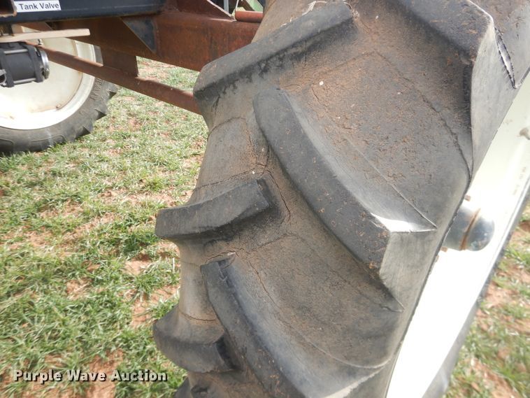 image for item DJ8286 Strip-till unit with nurse tank trailer