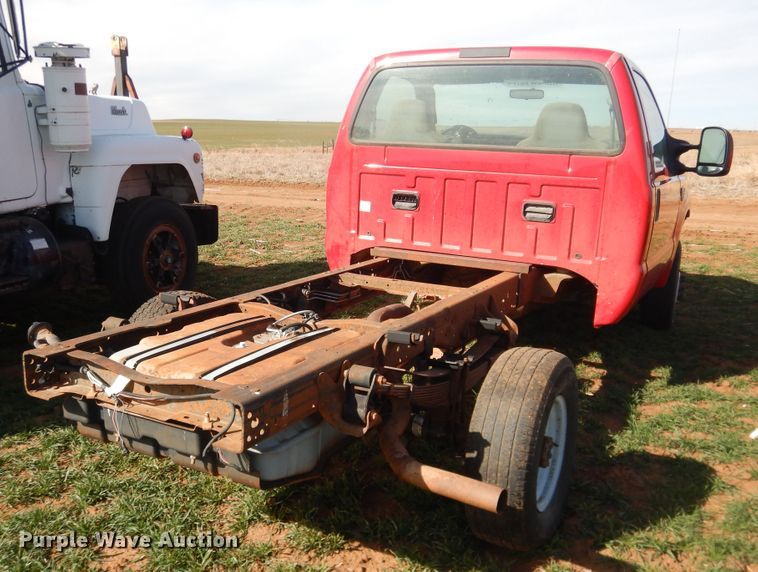 image for item DJ8303 2004 Ford F350 Super Duty  pickup truck cab and chassis
