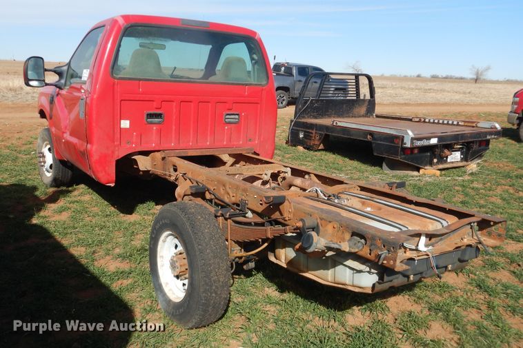 image for item DJ8303 2004 Ford F350 Super Duty  pickup truck cab and chassis