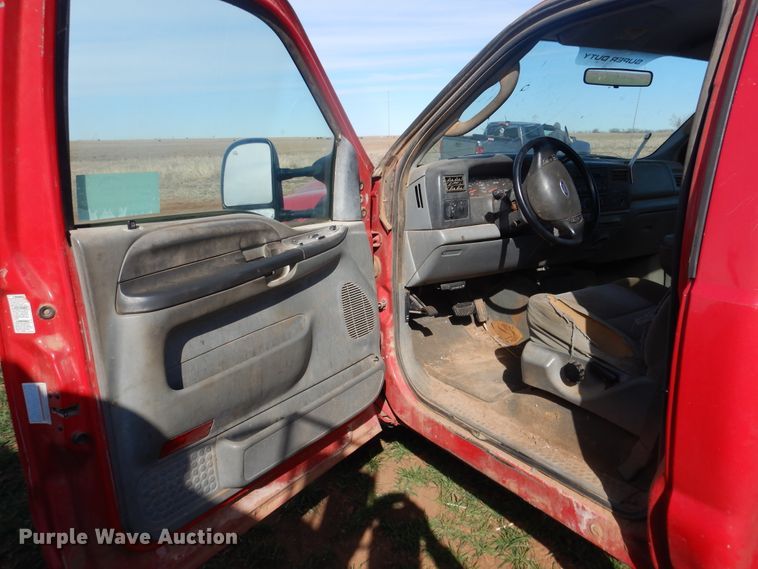 image for item DJ8303 2004 Ford F350 Super Duty  pickup truck cab and chassis