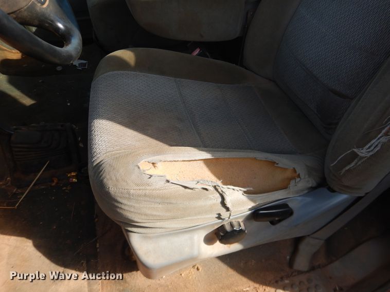 image for item DJ8303 2004 Ford F350 Super Duty  pickup truck cab and chassis