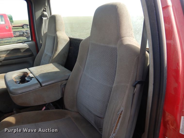 image for item DJ8303 2004 Ford F350 Super Duty  pickup truck cab and chassis