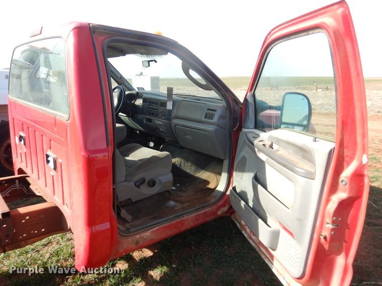 image for item DJ8303 2004 Ford F350 Super Duty  pickup truck cab and chassis