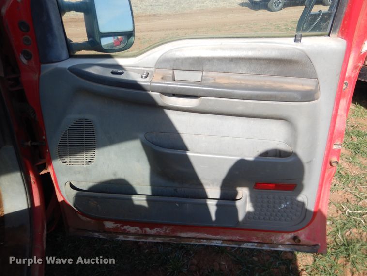 image for item DJ8303 2004 Ford F350 Super Duty  pickup truck cab and chassis