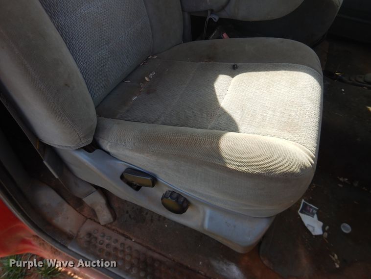 image for item DJ8303 2004 Ford F350 Super Duty  pickup truck cab and chassis