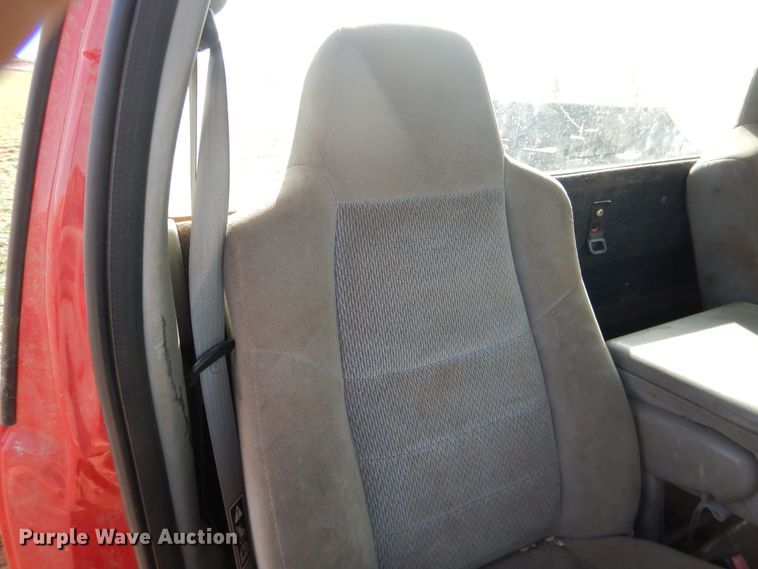 image for item DJ8303 2004 Ford F350 Super Duty  pickup truck cab and chassis