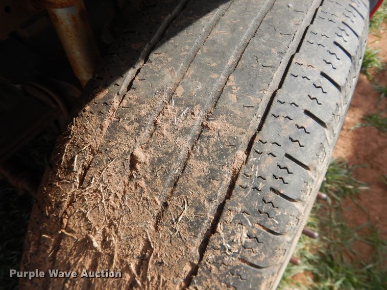 image for item DJ8303 2004 Ford F350 Super Duty  pickup truck cab and chassis