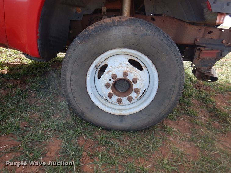 image for item DJ8303 2004 Ford F350 Super Duty  pickup truck cab and chassis