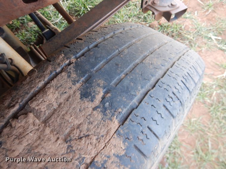 image for item DJ8303 2004 Ford F350 Super Duty  pickup truck cab and chassis