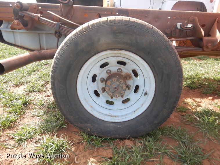 image for item DJ8303 2004 Ford F350 Super Duty  pickup truck cab and chassis