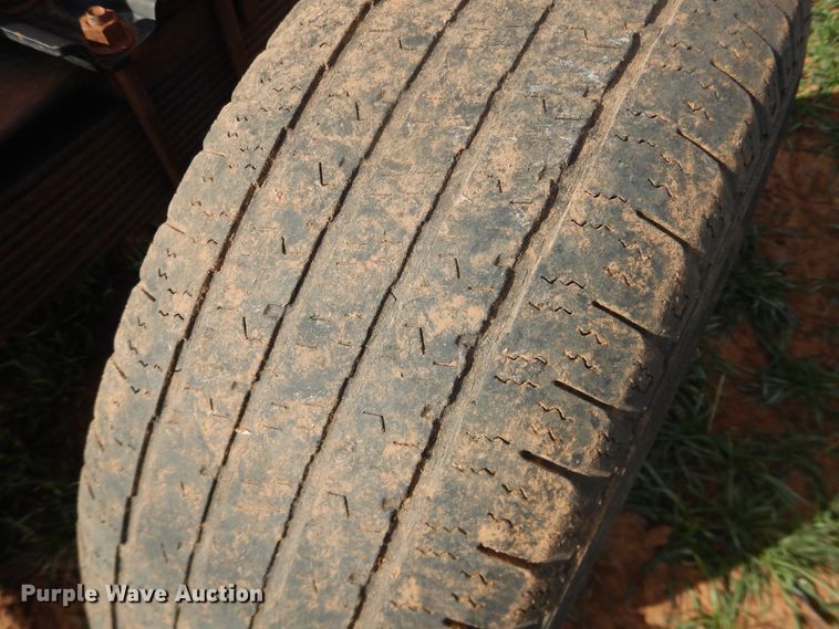 image for item DJ8303 2004 Ford F350 Super Duty  pickup truck cab and chassis