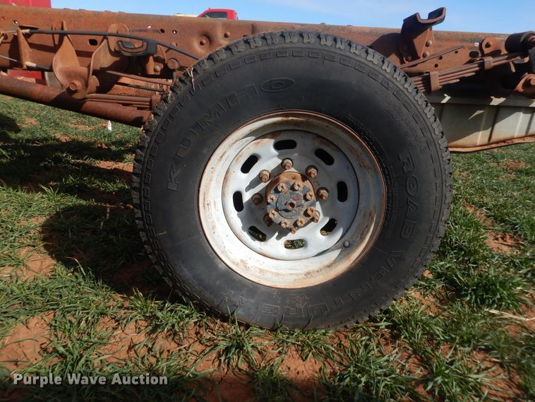 image for item DJ8303 2004 Ford F350 Super Duty  pickup truck cab and chassis