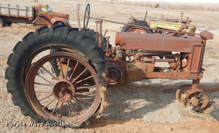 image for item DJ8319 John Deere B  tractor
