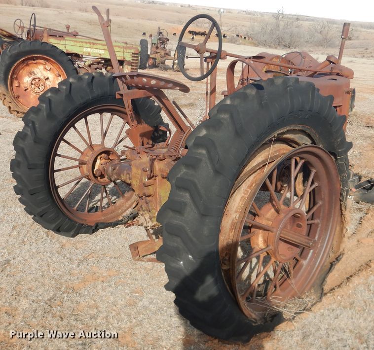 image for item DJ8319 John Deere B  tractor