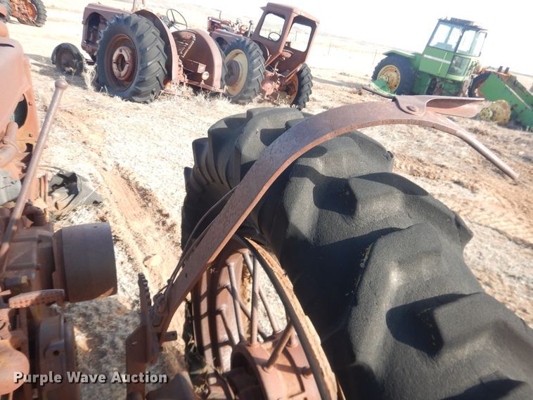 image for item DJ8319 John Deere B  tractor