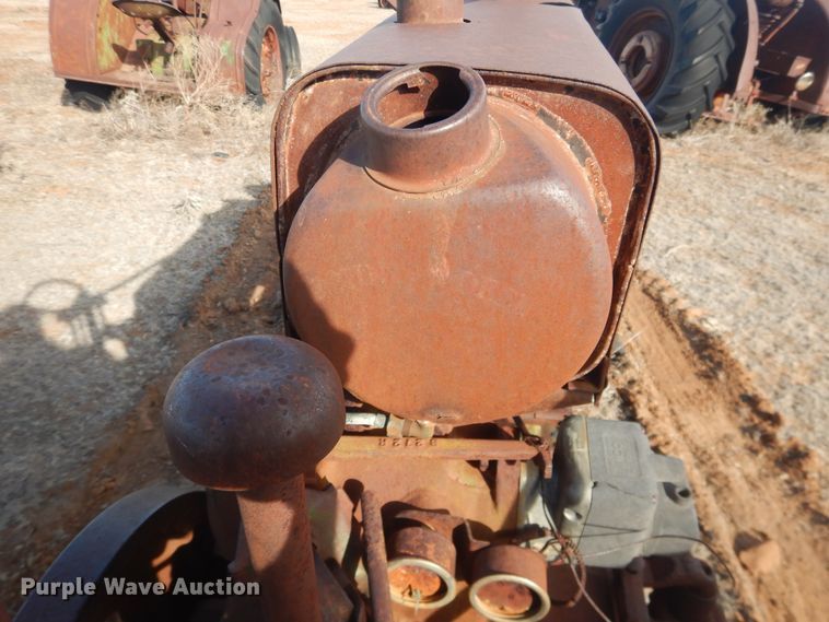 image for item DJ8319 John Deere B  tractor