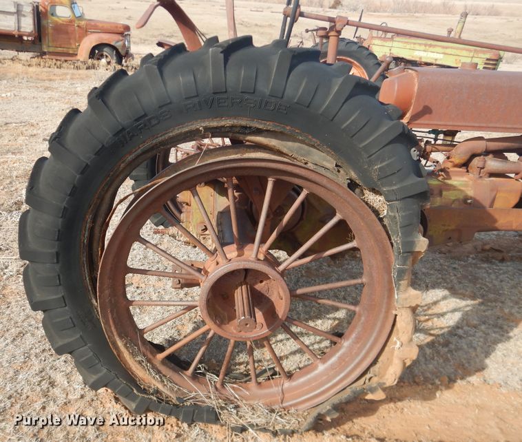 image for item DJ8319 John Deere B  tractor